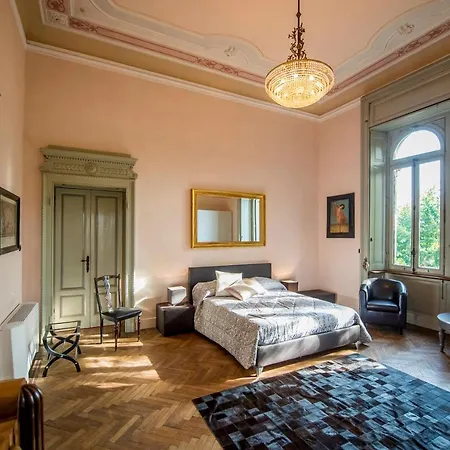 Guest house Camera In Villa Con Piscina Mandello del Lario