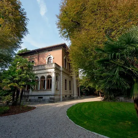 Camera In Villa Con Piscina
